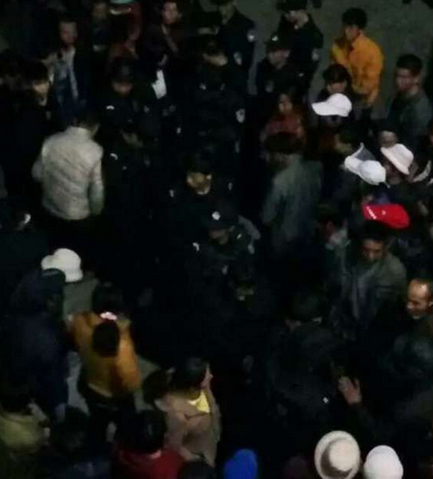 云南陆良警方查赌遭群众“阻挠” 两辆警车被砸