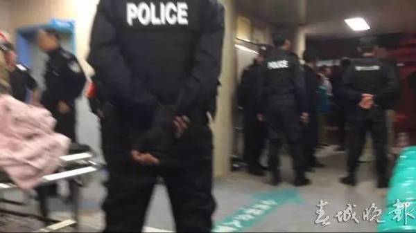 在急诊室里面，一名20多岁的年轻男子，腿部血迹模糊，家属正抱着他一直哭。死者是小伙子的女朋友，两个人最近正要准备筹办婚礼，没有想到却遭此厄运。