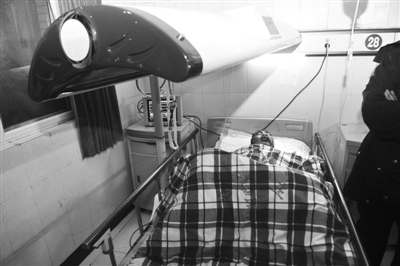 昨日，一名伤员在贵州省黔东南州人民医院内接受治疗。 新华社记者 欧东衢 摄