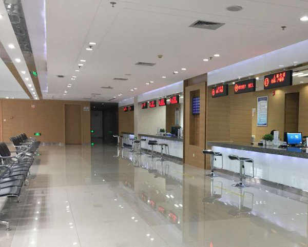 揭上班首日某公共服务窗口:有人聊代购有人抢红包