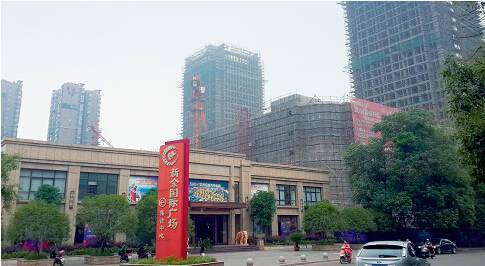 李安泽被举报任新余市市长时“贱卖”土地，致国有资产流失近10亿元。当年的地块，如今已是楼宇林立。