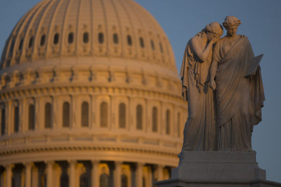 尽管多数舆论认为共和党的顽固是导致联邦政府关门主因，但在美国刚刚步出危机、经济仍脆弱摇摆的时候没能阻止“政府关门”的发生，总统奥巴马难辞其咎。