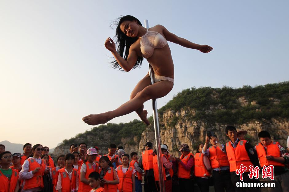 钢管舞女神黄河游轮性感热舞挑战人体旗帜