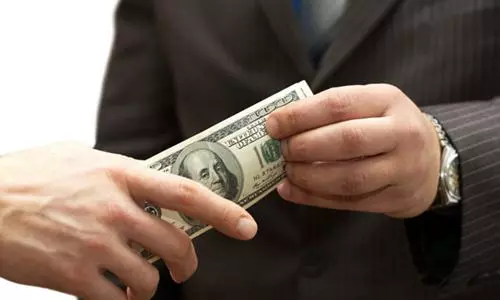 商人行贿800万被中间人吞780万 官员最后仅拿20万