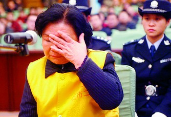 三鹿集团原董事长田文华在法庭上流泪悔罪。 新华社发(丁立新 摄)