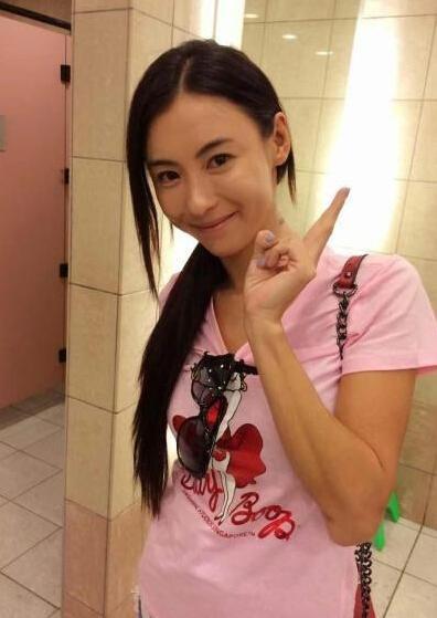 张柏芝厕所也让粉丝拍照