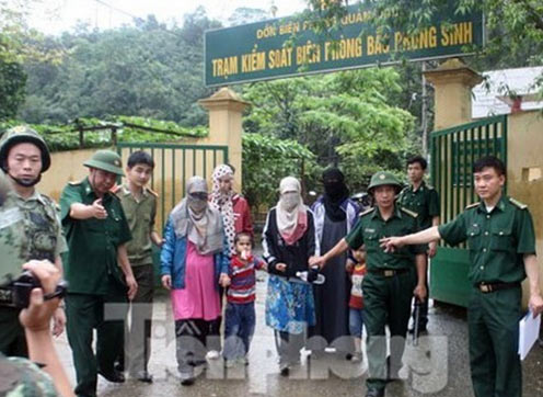 图为越南边境警察在越南广宁省边境入口遣返中国非法移民  