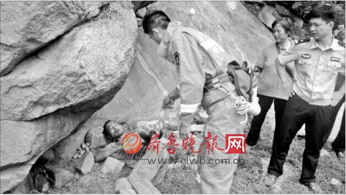 男子坠崖荒野求生13天 吃蚯蚓蚂蚁多处骨折爬下山