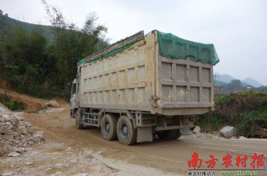 运狂车已将路面碾压的面目全非