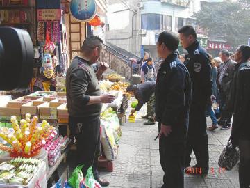 执法人员劝导占道经营的商贩