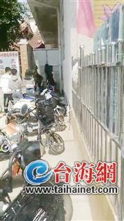 初中女生被7女3男扒光上衣殴打 20多个学生围观