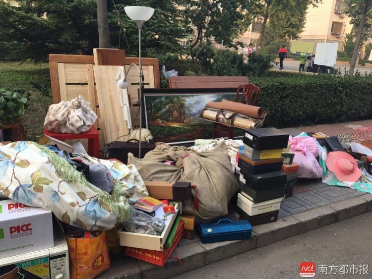 一位陷入“房诈骗局”的老人家里东西被强制清出来摆在街上03.jpg