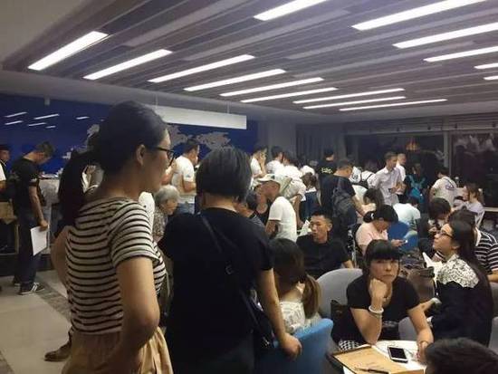 (等待签约的购房者)