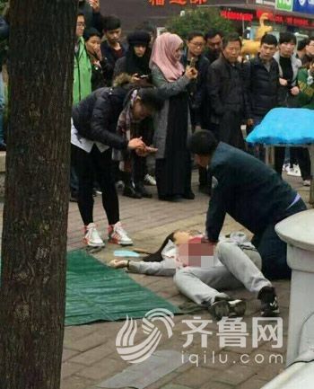 女子被捅后倒地-120救援人员赶到做胸部按压