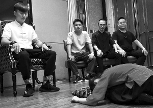 在常州，一名00后女孩跪拜90后师父当事学生家长供图