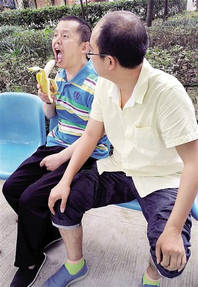 曾徐的同学到敬老院去看望他。