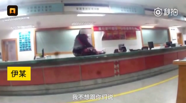 看女方大闹无效，三人终于干回老本行：出门躺地碰瓷……