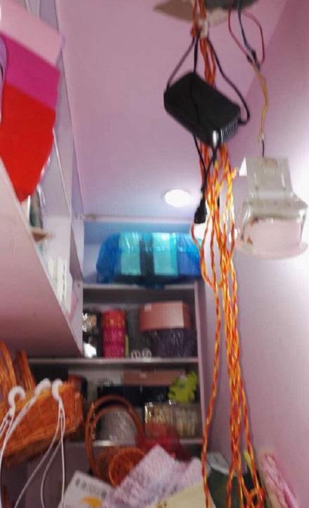 夫妻为谁起来开大门争执 老公用充电线上吊