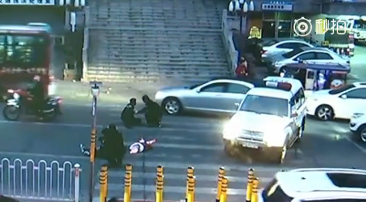 回到派出所的女子伊某依然很暴躁，先是口口声声说要告警察，然后双手不受控制，开始猛击桌子。