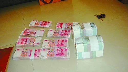 开发商拿出的10万元封口费。柯尊年摄 