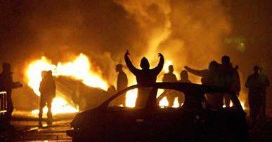 瑞典首都斯德哥尔摩北部郊区20日发生暴动，当地警察逮捕一名涉嫌贩售毒品的人后，多名戴面罩的民众向警察扔掷石头，焚烧汽车，发动暴动，而这个发生暴动的地区主要为外来移民者居住。