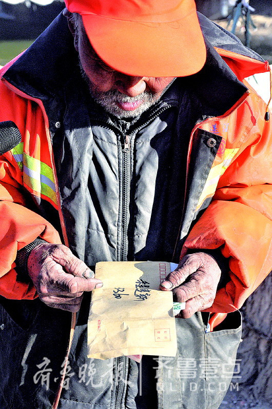 拿着网友送来的钱，老程一个劲地感叹：“还是好人多啊！”齐鲁晚报·齐鲁壹点 记者张峰摄