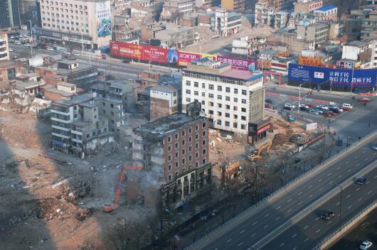 p49-1 在“拆迁奖励”等一系列政策的激励下，亲贤社区的改造步伐明显加快。2015 年12 月初，亲贤社区签订拆迁协议374 份，签约率达90%，西北片区实现了拆迁大突破。(拍摄2015年12月20日)