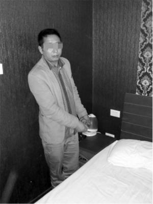 黄某被捕后指认作案现场