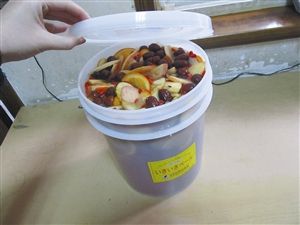 宣传：这种桶的使用方法是：1kg水果+1kg糖+6L纯进水，每天早晚各搅拌一次，持续7天。