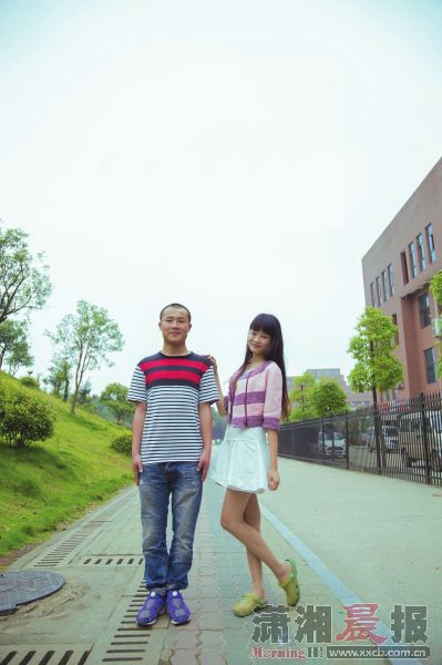 大学男生与全校百余女生合影拍个性毕业照