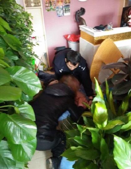 夫妻为谁起来开大门争执 老公用充电线上吊