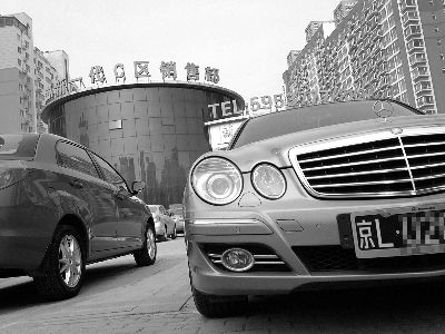 ▲保定市区新盘售楼处外，除了京牌车，还有浙、陕等地的车辆 摄/法制晚报记者 李松 易朵