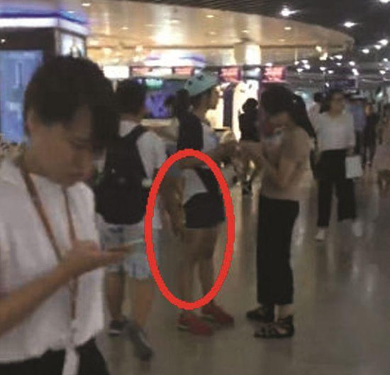 13岁男孩地铁站伸"咸猪手"