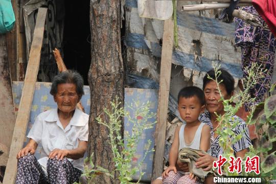 湖北七旬老太拾荒赡养九旬养母 荒坡蜗居20年 