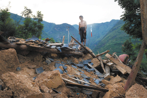 银厂坡的村民竖起一根旗杆，希望救援直升机能够看到并投放物资 本版图片 记者 文若愚
