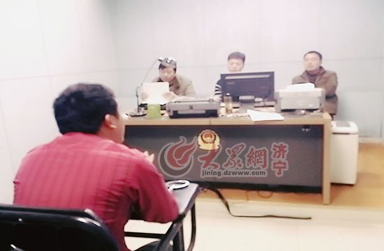 民警正在审讯张某。