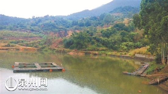 事发后，村民将这对夫妻的遗体打捞上来。