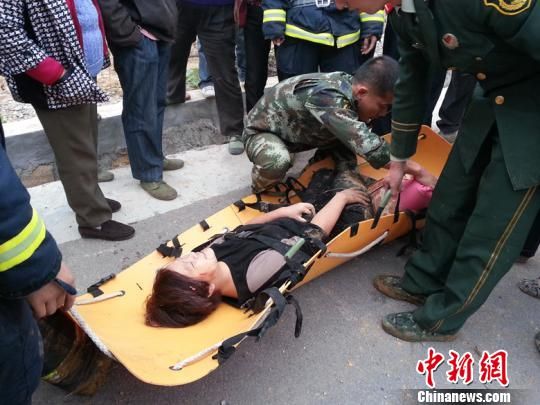 被成功救出的被困女子 刘辰 摄