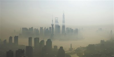 昨日，上海黄浦江两岸大雾弥漫。上海市气象台发布今年入冬以来首个大雾橙色预警。新华社发