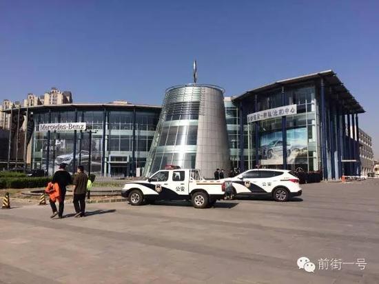 ▲李军方多名保安站在梅赛德斯－奔驰（北京）中心