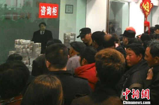 银行准备了大量现金确保兑付。　谷华　摄
