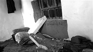 皮山县一处房屋因地震受损(手机拍摄)