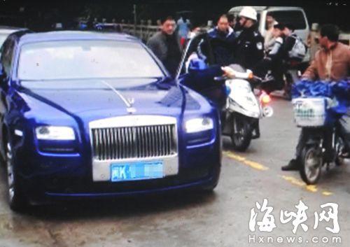 劳斯莱斯 司机 被打后,警方迅速赶到现场,介入调查