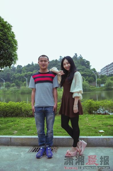 林科大男生和百余女生合影。@Ps佳：太幸福了，为什么男猪脚不是我。