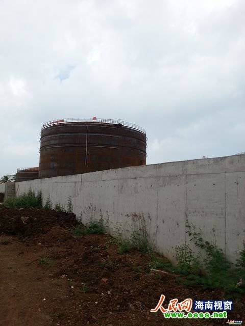 储油罐防火堤上部有较明显的连接缝