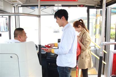 乘车“捡”个好姻缘公交车上发　　喜糖