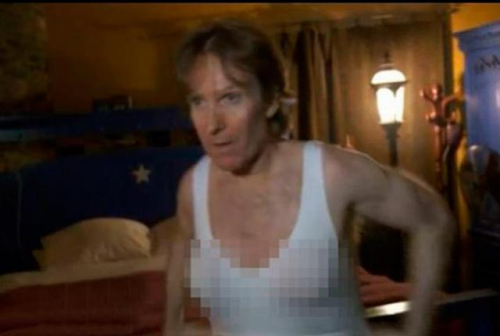 泽壁克完成赌约后，不但未即时移除植入物，反而爱上了它们。