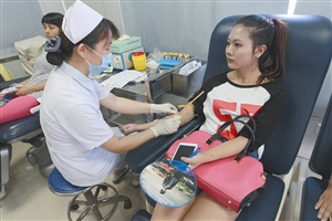 市民为伤员献血 新华社发