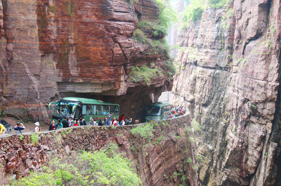 　　太行山大峡谷中的“绝壁长廊”位于河南省辉县市境内，这曾经是郭亮村通向外界的唯一通道，目前已成为太行山峡谷的著名旅游景点。
