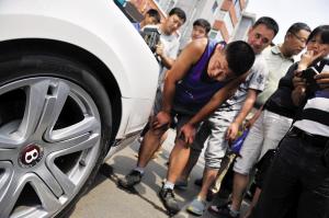 价值380万宾利被刮 数十人站圈围观(组图)